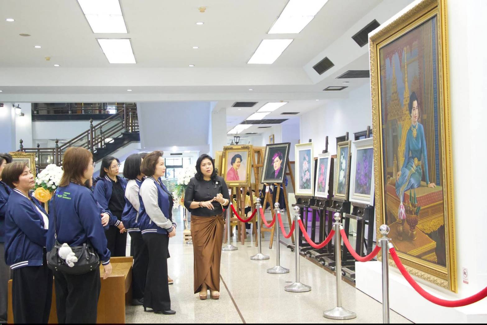 title - ผอ.ศพส. ให้การต้อนรับ ผอก.สกอญ. พร้อมด้วย คณะผู้เข้าร่วมสัมมนาเชิงปฏิบัติการฯ เข้าเยี่ยมชมแผนกฝึกอบรม และพื้นที่ภายในศูนย์ส่งเสริมและพัฒนาอาชีพเสริมนอกภาคการเกษตร